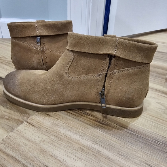 Ugg womens flat bootie boots. Tan suede. NWOT  sz. 8.5 - Picture 10 of 11